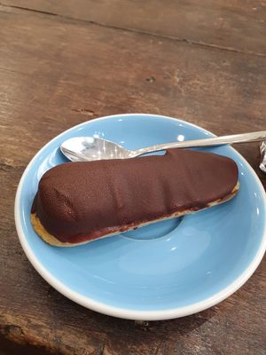 Vegan eclair, filled with chocolate mousse at Cloud Cakes - Mandar in Paris