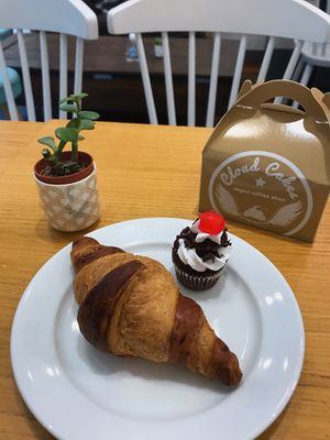 croissant, mini cupcake at Cloud Cakes - Mandar in Paris