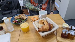 Breakfast and grilled cheese at Cloud Cakes - Mandar in Paris