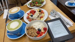 Yogurt y granola, panqueques y tostadas de palta at Cloud Cakes - Mandar in Paris