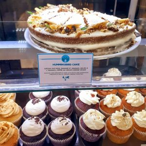 Rayon pâtisserie avec une multitude de choix at Cloud Cakes - Mandar in Paris
