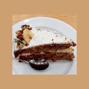 Délicieux gâteau aux noix, banane avec sa gelée à l'ananas et sa cream-cheese vegan at Cloud Cakes - Mandar in Paris