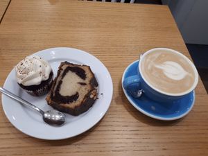 Red Velvet cupcakes, Cake marbré et latté 👍❤️❤️ at Cloud Cakes - Mandar in Paris