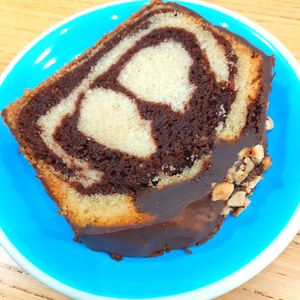 Cake marbré 4€50 génoise chocolat vanille, ganache au chocolat, noisettes at Cloud Cakes - Mandar in Paris