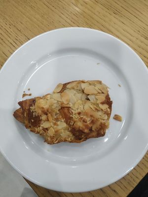 2,80€ (best almond croissant I ever had) at Cloud Cakes - Mandar in Paris