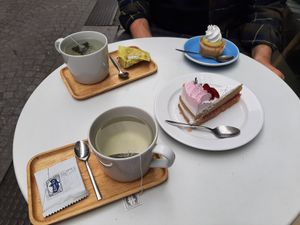 Victoria Sponge cake with a cupcake and Kusmi tea (white Anastasia and green Jasmine) at Cloud Cakes - Mandar in Paris