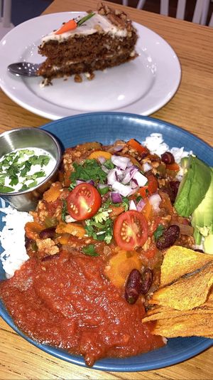 Cloud bowl (riz basmati, sauce salsa, chili sin carne, avocat, tortillas et sauce au yaourt vegan)  at Cloud Cakes - Mandar in Paris