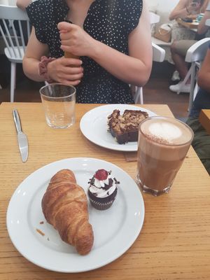 Vegan croissant, mini schwarzwalderkirsch cupcake, vegan chocolate cake, vegan chocolate coffe (2022) at Cloud Cakes - Mandar in Paris