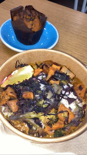 Riz basmati, légumes grillés au four (patate douce/brocoli), sauce curry, lait de coco, citron vert, tofu fumé - muffin pumpkin/chocolat  at Cloud Cakes - Mandar in Paris