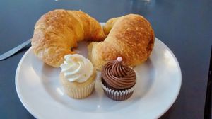 Croissants and cupcakes at Cloud Cakes - Mandar in Paris