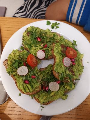 Avocado on toast at Cloud Cakes - Mandar in Paris