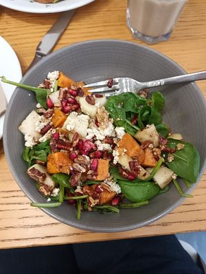 Pear, sweet potato, smoked tofu salad at Cloud Cakes - Mandar in Paris