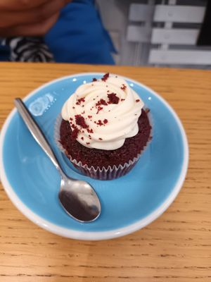 Red velvet cake at Cloud Cakes - Mandar in Paris