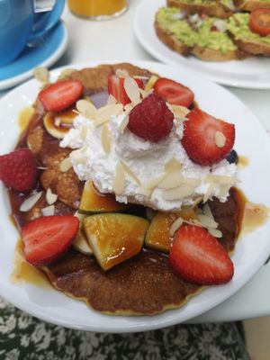 Pancakes with Fruits at Cloud Cakes - Mandar in Paris