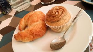 Cupcake and croissant at Cloud Cakes - Mandar in Paris