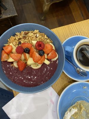 açaí bowl  at Cloud Cakes - Mandar in Paris