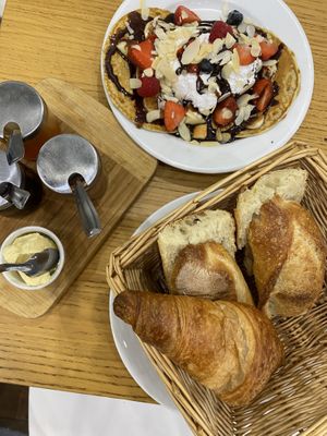 cloud plate  at Cloud Cakes - Mandar in Paris