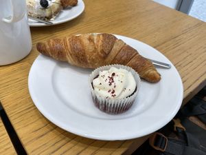 Croissant et cupcake red velvet  at Cloud Cakes - Mandar in Paris