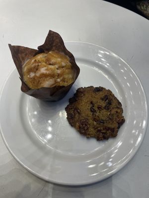 Lemon, cranberry and poppy seeds muffin & chocolat and pecan nuts cookie #Veganuary at Cloud Cakes - Mandar in Paris