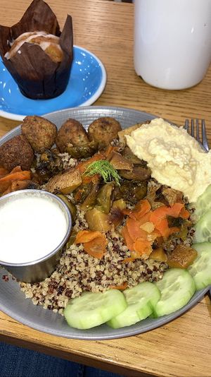 Cloud bowl : falafel, légumes rôtis (carottes, pommes de terre, choux de Bruxelles), quinoa, houmous, concombre et sauce au houmous + muffin citron/cranberry   at Cloud Cakes - Mandar in Paris