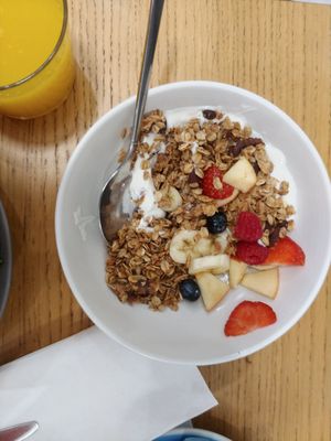 Muesli with fresh fruit at Cloud Cakes - Mandar in Paris