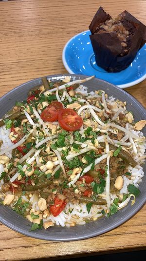 Cloud bowl : riz, mélange gado-gado, coriandre, tomates cerises, cacahuètes, pousses de soja, sauce au beurre de cacahuètes + banana bread muffin   at Cloud Cakes - Mandar in Paris