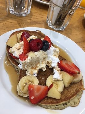 Pancakes, chantilly, sirop d'érable at Cloud Cakes - Mandar in Paris