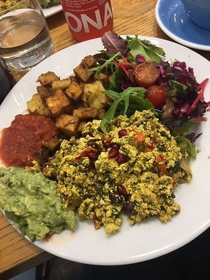 Assiette salée : tofu brouillée, pommes de terre sautées, salsa, guacamole, salade at Cloud Cakes - Mandar in Paris