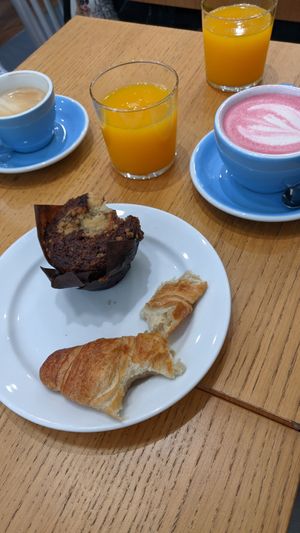 Vegan croissant and chocolate muffin at Cloud Cakes - Mandar in Paris