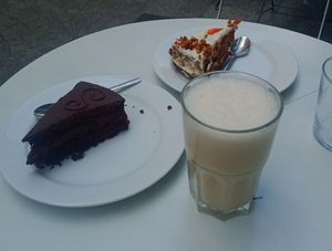 Milkshake vanille, gâteau choco confiture d'abricot, carrot cake at Cloud Cakes - Mandar in Paris