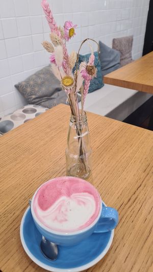 Beetroot Latte au Gingembre et lait d'avoine at Cloud Cakes - Mandar in Paris