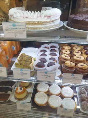 Display cabinet at Cloud Cakes - Mandar in Paris