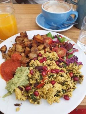 Tofu scramble, potatoes, salad, salsa, guacamole at Cloud Cakes - Mandar in Paris