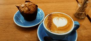 Lait au curcuma et Muffin aux fruits rouges at Cloud Cakes - Mandar in Paris