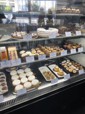 gorgeous display  at Cloud Cakes - Mandar in Paris