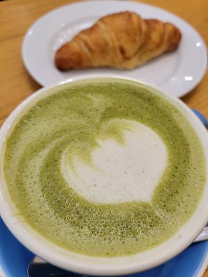 Matcha latte and a croissant at Cloud Cakes - Mandar in Paris