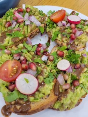 Avo toast at Cloud Cakes - Mandar in Paris