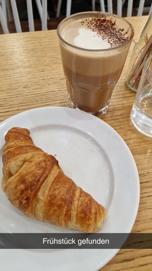 Vegan croissant and mocaccino at Cloud Cakes - Mandar in Paris