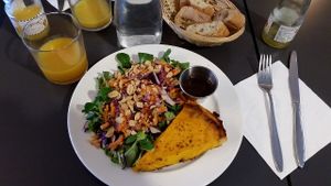 tarte salee potimarron et tofu fumee
creamed pumpkin and smoked tofu pie at Cloud Cakes - Mandar in Paris