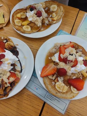 Pancakes with fruit at Cloud Cakes - Mandar in Paris