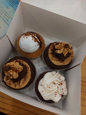 Red velvet, coffee, ... Mini cupcakes at Cloud Cakes - Mandar in Paris