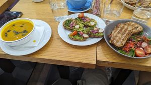 Cheese toastie, soupe et avocado toast at Cloud Cakes - Mandar in Paris