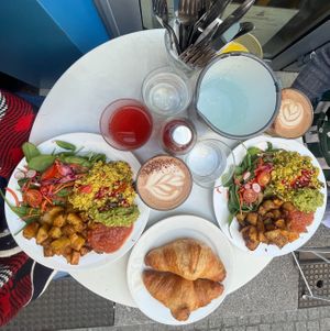 Brunch part 1 (croissants, tofu scramble, and drinks) at Cloud Cakes - Mandar in Paris