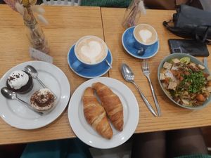 Croissants, bowl, cupcakes and drinks at Cloud Cakes - Mandar in Paris
