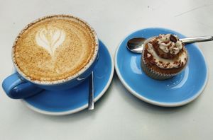 Chai latte and tiramisu cupcake, amazing at Cloud Cakes - Mandar in Paris
