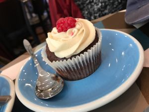 chocolate cupcake at Cloud Cakes - Mandar in Paris