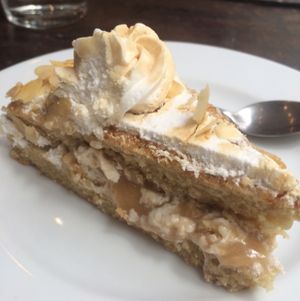 vanilla caramel cake at Cloud Cakes - Mandar in Paris