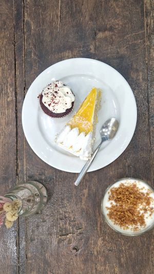 Le gâteau à la passion était très très bon et crémeux ! at Cloud Cakes - Mandar in Paris