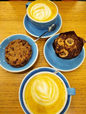 Golden latte, cookie et muffin banana bread at Cloud Cakes - Mandar in Paris