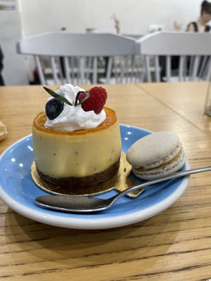 Passion fruit raw cake and macaroon   at Cloud Cakes - Mandar in Paris